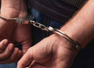 Λάρισα: «Είχε στα χέρια του ένα τσεκούρι και ένα μπιτόνι» – Η δραματική περιγραφή του διαπραγματευτή της ΕΛΑΣ για τον 50χρονο