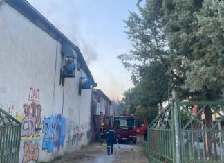 Ξεσηκώθηκε η Πυροσβεστική για φωτιά στο κτίριο παλιάς μεγάλης επιχείρησης στην Λάρισα – ΦΩΤΟ