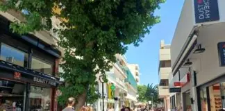 Πρεμιέρα εκπτώσεων στη Λάρισα με αρκετή κίνηση – Διερευνητικές οι πρώτες κινήσεις των καταναλωτών – ΦΩΤΟ