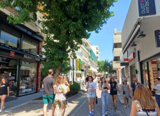 Πρεμιέρα εκπτώσεων στη Λάρισα με αρκετή κίνηση – Διερευνητικές οι πρώτες κινήσεις των καταναλωτών – ΦΩΤΟ