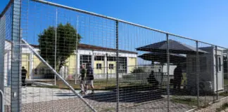 Λάρισα-Τέμπη: «Αυτά δεν ήταν τρένα, δεν έπρεπε να αφήσετε τα παιδιά μας να μπουν» – Ξέσπασε μητέρα θύματος