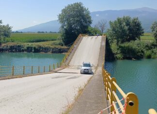 Λάρισα: Παίζουν με τη ζωή τους καθημερινά διαβαίνοντας τη μισοβυθισμένη γέφυρα του Πηνειού / ΦΩΤΟ-ΒΙΝΤΕΟ