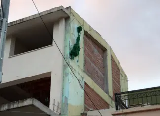 «Αν ήμουν όρθιος τα σίδερα θα είχαν μπει στο κεφάλι μου» περιγράφει ο άνδρας που τραυματίστηκε από κατάρρευση μεσοτοιχίας