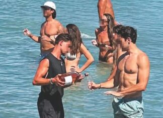 Εργασιακός μεσαίωνας στην Ελλάδα: Σερβιτόροι εκτελούν χρέη… οινοχόων μέσα στη θάλασσα