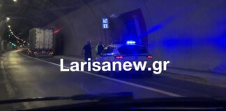 Λάρισα – Θεσσαλονίκη: Έσκασε λάστιχο σε νταλίκα μέσα στη σήραγγα – Άμεση επέμβαση της Αστυνομίας (ΦΩΤΟ)
