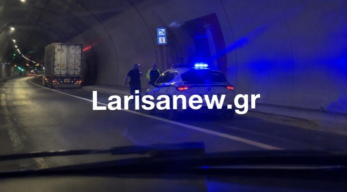 Λάρισα – Θεσσαλονίκη: Έσκασε λάστιχο σε νταλίκα μέσα στη σήραγγα – Άμεση επέμβαση της Αστυνομίας (ΦΩΤΟ)
