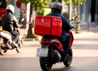 Διαμαρτυρία διανομέων για την απαγόρευση εισόδους τους σε κεντρικές οδούς της Λάρισας