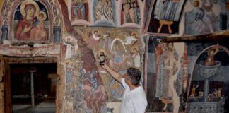 Στον ιστορικό Ιερό Ναό Παναγίας Πυθίου στην Ελασσόνα ο Σάκης Παιδής μαζί με τον φωτογράφο Σπύρο Τσαντόπουλο (ΦΩΤΟ)