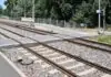 Tραγωδία: 26χρονη μητέρα παρασύρθηκε από τρένο αφού έσωσε το 2χρονο κοριτσάκι της από τις ράγες