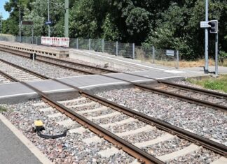 Tραγωδία: 26χρονη μητέρα παρασύρθηκε από τρένο αφού έσωσε το 2χρονο κοριτσάκι της από τις ράγες