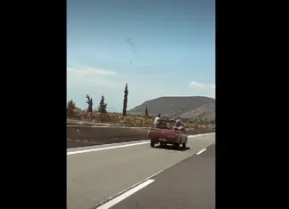 Αγροτικό κινείται στον αυτοκινητόδρομο με δύο επιβάτες στην καρότσα – ΒΙΝΤΕΟ