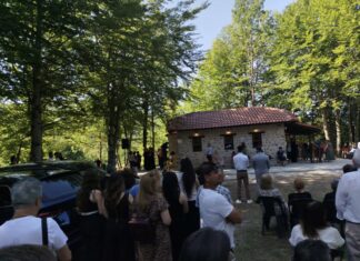 Με λαμπρότητα τα Θυρανοίξια στο εκκλησάκι του Αγίου Παϊσίου στη λίμνη Λογγά