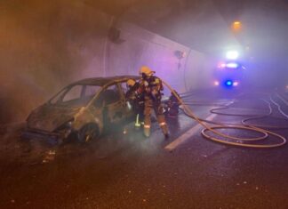 Αυτοκίνητο πήρε φωτιά μέσα στη σήραγγα Τ2 στα Τέμπη – Έκλεισε το ρεύμα προς Πλαταμώνα