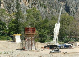 Δείτε: Μπήκε το πρώτο υπόβαθρο για τη γέφυρα της Αγίας Παρασκευής στα Τέμπη-πότε θα είναι έτοιμη – ΦΩΤΟ