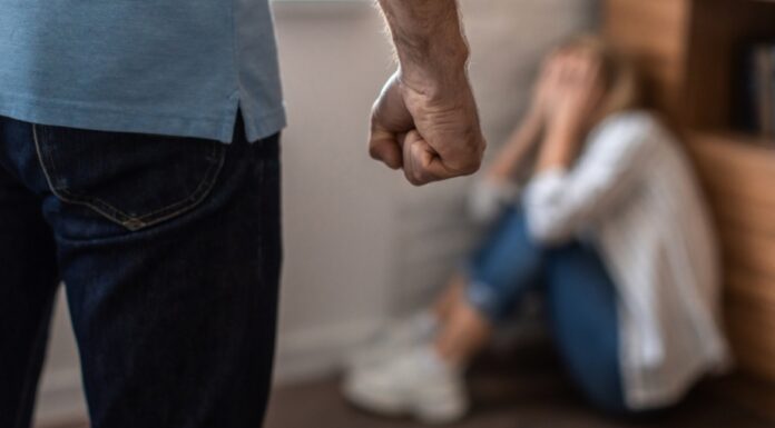 «Ήθελε να κάνουμε σεξ, αρνήθηκα και εξαγριώθηκε» – Ο καβγάς ζευγαριού και η καταδίκη για τον 30χρονο από το αυτόφωρο