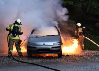 Φωτιά σε αυτοκίνητο μέσα στην πόλη – Δείτε εικόνες και βίντεο