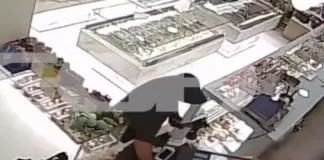 «Άρχισα και τον βάραγα» λεει η εργαζόμενη ζαχαροπλαστείου που έδιωξε ληστή με… σφουγγαρίστρα