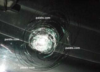 Αυτοκίνητα δέχθηκαν πέτρες σε παρμπρίζ και καπό στην είσοδο του Τυρνάβου – ΦΩΤΟ