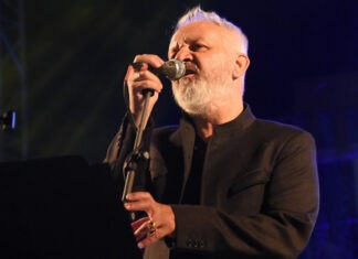 Ο Χρήστος Θηβαίος στον αύλειο χώρο της Πινακοθήκης στη Λάρισα – Σήμερα Τετάρτη βράδυ η νέα δωρεάν συναυλία της Περιφέρειας Θεσσαλίας
