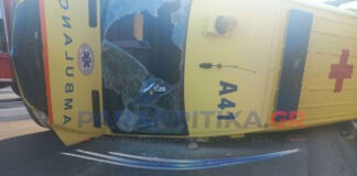 Τροχαίο με ασθενοφόρο και ΙΧ – Κατέληξε από ανακοπή ο ασθενής, 3 τραυματίες