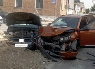 Σφοδρό τροχαίο: Συγκρούστηκαν 2 αυτοκίνητα – Στο Πανεπιστημιακό Λάρισας μάνα και κόρη / ΦΩΤΟ