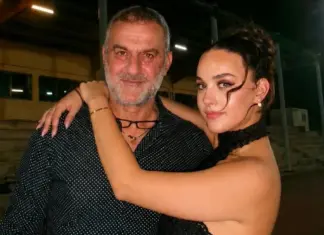Η κόρη της Γωγώς Μαστροκώστα και του Τραϊανού Δέλλα αποφοίτησε από το σχολείο: Τα τρυφερά λόγια για τη μητέρα της και το «ευχαριστώ» στον πατέρα της