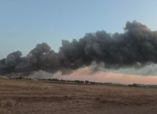 Μαύρισε ο ουρανός στη Λάρισα: Απόκοσμη εικόνα από τη μεγάλη φωτιά στο εργοστάσιο Καράτζη (φωτογραφίες)