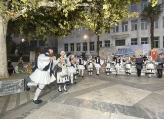 Με χορό και μουσική πλημμύρισε η πλατεία Ταχυδρομείου στη Λάρισα (φωτογραφίες)