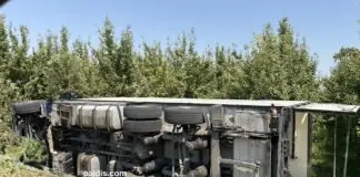 Εκτροπή και ανατροπή νταλίκας στο δρόμο Λάρισας – Τυρνάβου (φώτο)