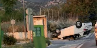 Αναστάτωση στην Ελασσόνα – Αυτοκίνητο ανετράπη και κατέληξε στην άκρη του οδοστρώματος