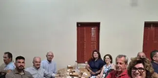 Με λαμπρότητα και κατάνυξη ο Πανηγυρικός Εσπερινός του Αγίου Φανουρίου στην Ελάτεια – Παρουσία του Δημάρχου Τεμπών Γιώργου Μανώλη