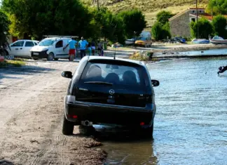 Πάρκαρε κυριολεκτικά πάνω στην παραλία ο αθεόφοβος