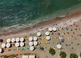 Αυξημένο το κόστος στις οργανωμένες παραλίες – Πόσα χρήματα χρειάζεται μία οικογένεια