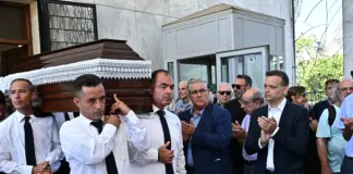Συγκίνηση στο «ύστατο χαίρε» στον Λάκη Χαλκιά – ΦΩΤΟ