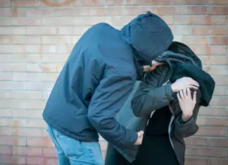 Πατέρας καταγγέλλει ότι ο γιος του έπεσε θύμα άγριας επίθεσης από συνομηλίκους του – Τον χτύπησαν με μπουνιές και κλωτσιές