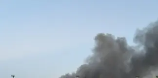 Χωρίς ενεργό μέτωπο η φωτιά στο εργοστάσιο πλαστικών στη Λάρισα