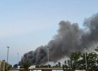 Φωτιά στη Λάρισα: Πυκνοί καπνοί στη λεωφόρο Καραμανλή (φώτο)