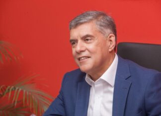 Κώστας Αγοραστός: «Σκηνοθετεί ξανά και ξανά ο κ. Κουρέτας