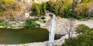 Αγία Παρασκευή Τεμπών: Μια ανάσα από την ολοκλήρωση η νέα πεζογέφυρα (φωτο)