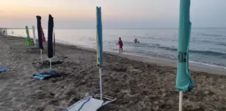 Στις παραλίες της Λάρισας οι… ομπρέλες «διανυκτερεύουν» – ΦΩΤΟ