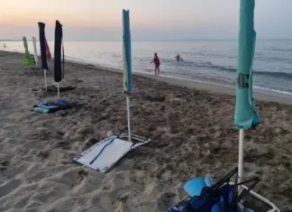 Στις παραλίες της Λάρισας οι… ομπρέλες «διανυκτερεύουν» – ΦΩΤΟ