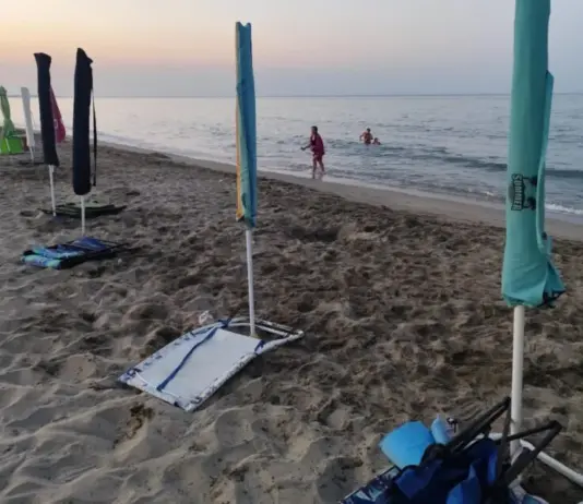 Στις παραλίες της Λάρισας οι… ομπρέλες «διανυκτερεύουν» – ΦΩΤΟ