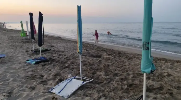 Στις παραλίες της Λάρισας οι… ομπρέλες «διανυκτερεύουν» – ΦΩΤΟ