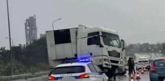 Συναγερμός για τροχαίο έξω από τη Λάρισα – Σύγκρουση Ι.Χ. με φορτηγό