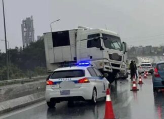 Συναγερμός για τροχαίο έξω από τη Λάρισα – Σύγκρουση Ι.Χ. με φορτηγό