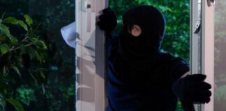 Λάρισα: Μπούκαρε σε σπίτι και έκλεψε χιλιάδες ευρώ, χρυσές λίρες και καραμπίνα! – Τι λέει η αστυνομία