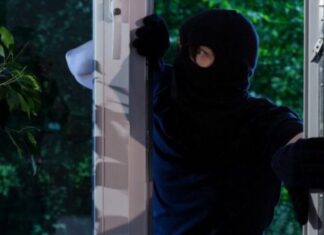 Λάρισα: Μπούκαρε σε σπίτι και έκλεψε χιλιάδες ευρώ, χρυσές λίρες και καραμπίνα! – Τι λέει η αστυνομία