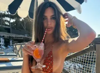 Emily Ratajkowski: Ζει το ελληνικό καλοκαίρι κάτω από τον ήλιο με φιλιά στον Romain Gavras