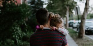 Ξεκλειδώνουν επιπλέον πληρωμές επιδόματος παιδιών σε 80.000 οικογένειες