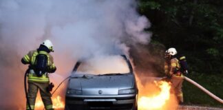 Λαμπάδιασε εγκαταλειμμένο Ι.Χ. – Δείτε φωτογραφίες και βίντεο – Τι εξετάζεται;